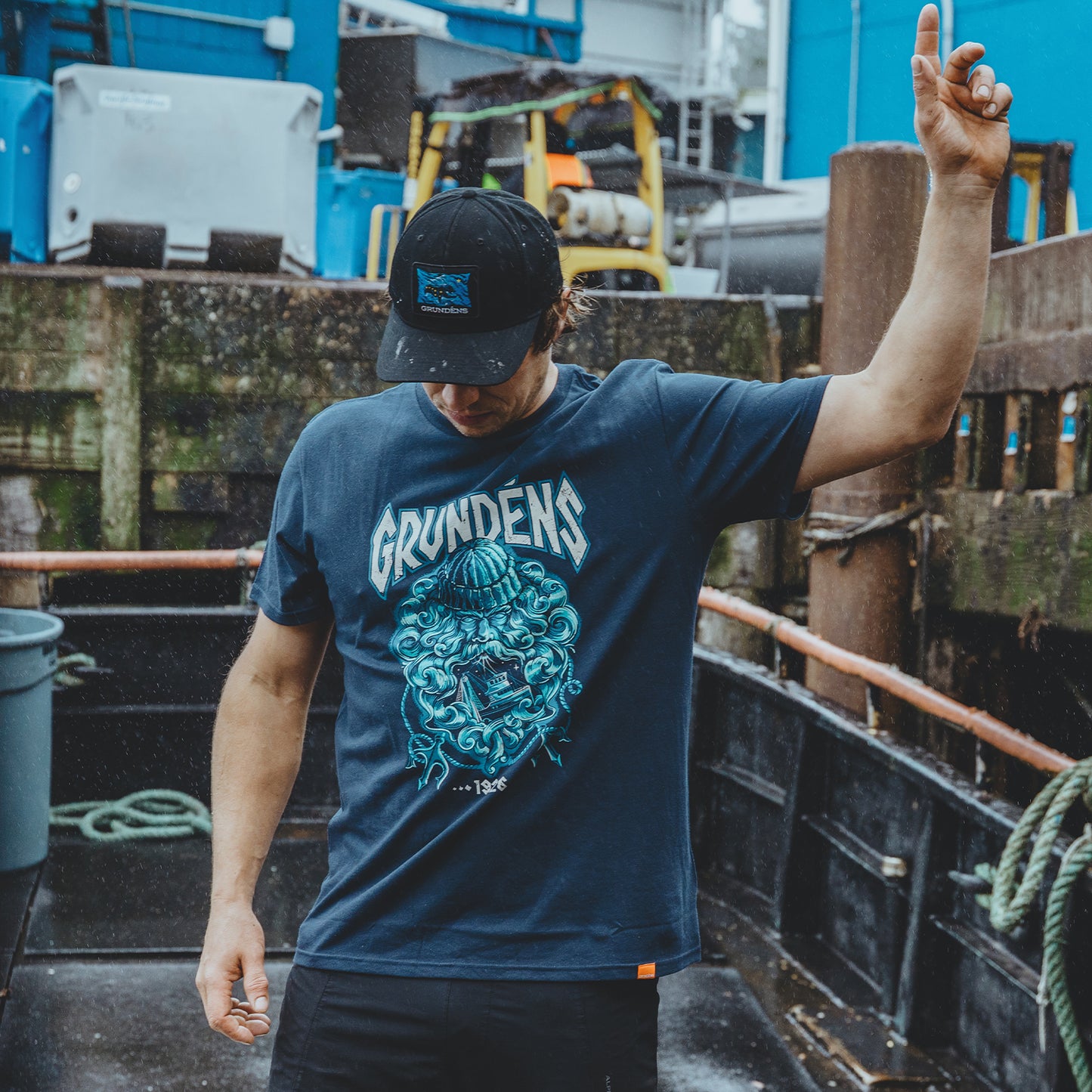 Navy blue t-shirt featuring a graphic design with the word "GRUNDENS" and an illustration of a sea creature.