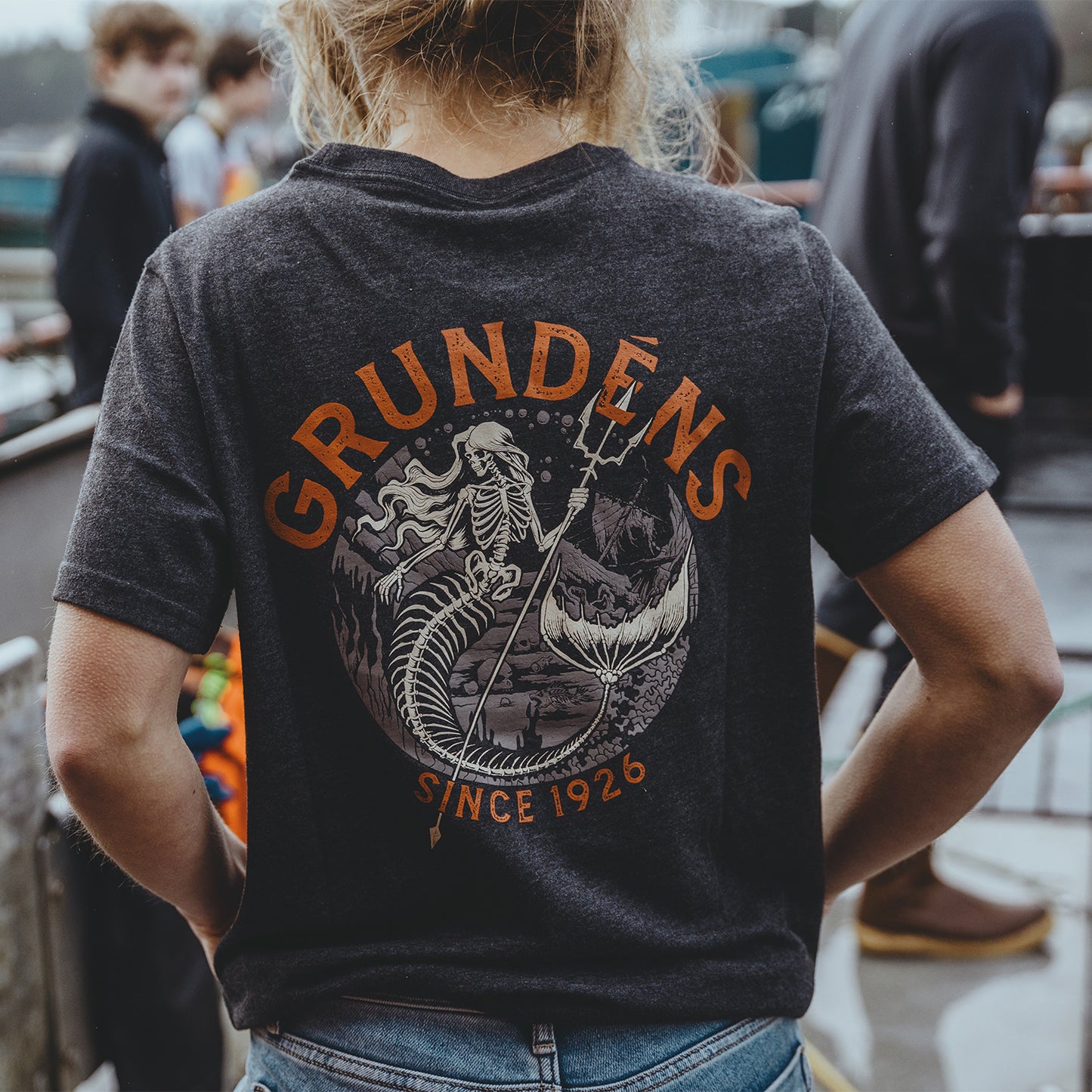 Women's Dead Reckoning SS T-Shirt Heather Charcoal Front View – Grundens