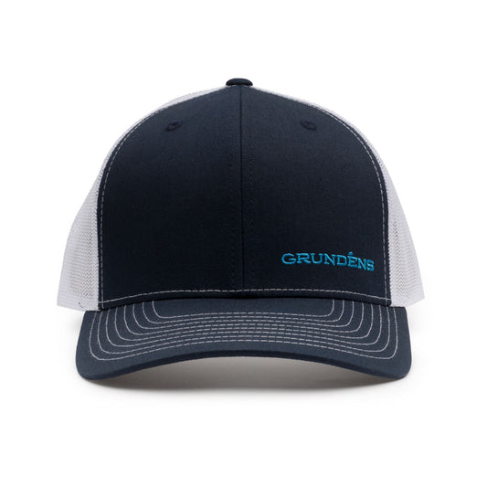Navy and white trucker hat with an embroidered "GRUNDÉNS" logo in blue.
