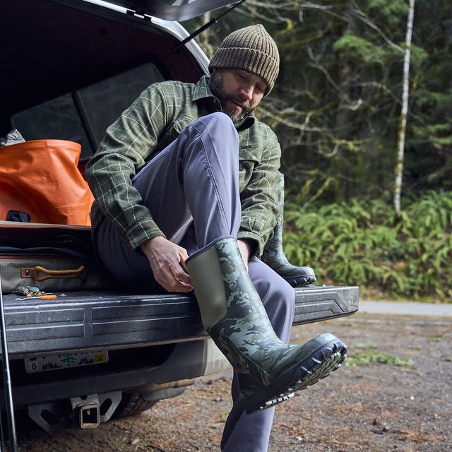 Stretch neoprene panels aid ease-of-entry